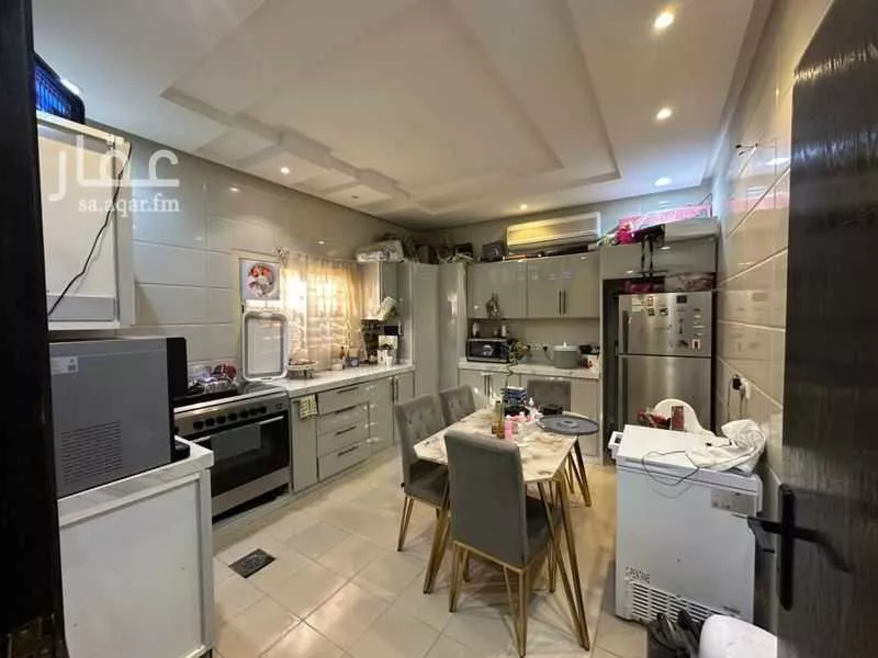 شقة 4 غرف في عرقة 3