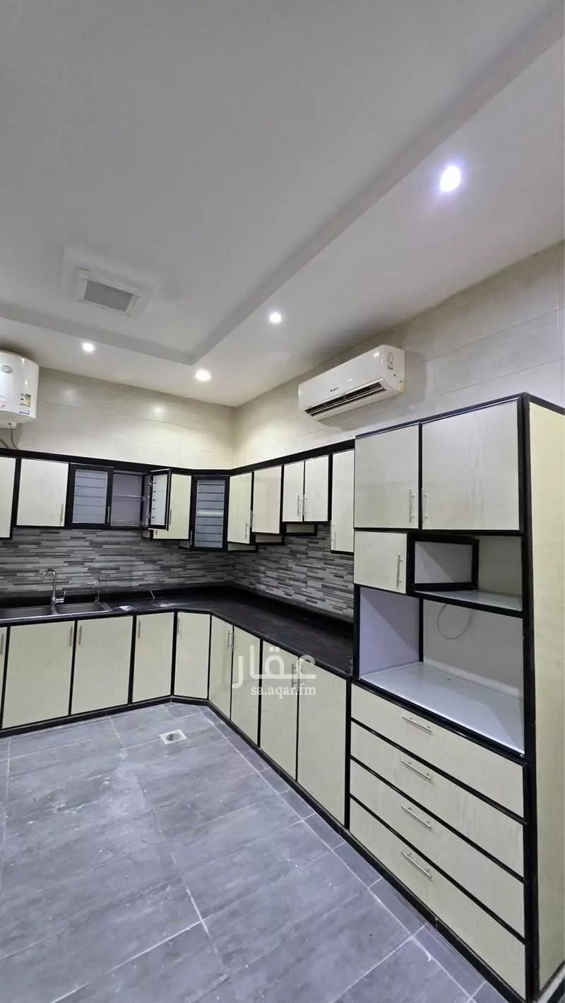 فيلا 8 غرف في العقيق 5