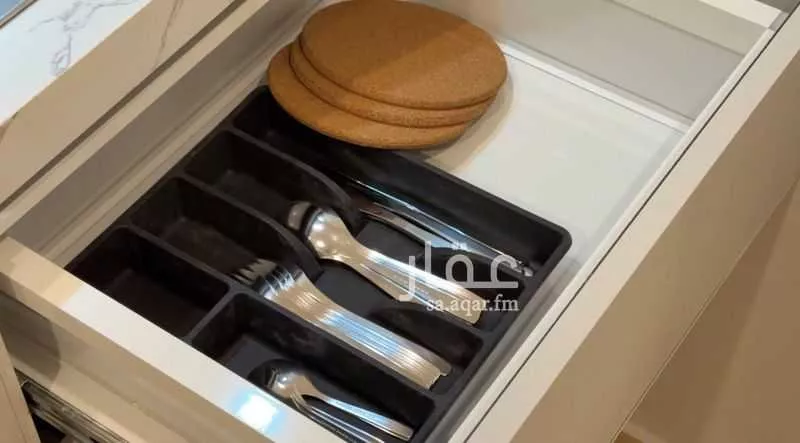 شقة 4 غرف في الملقا 4