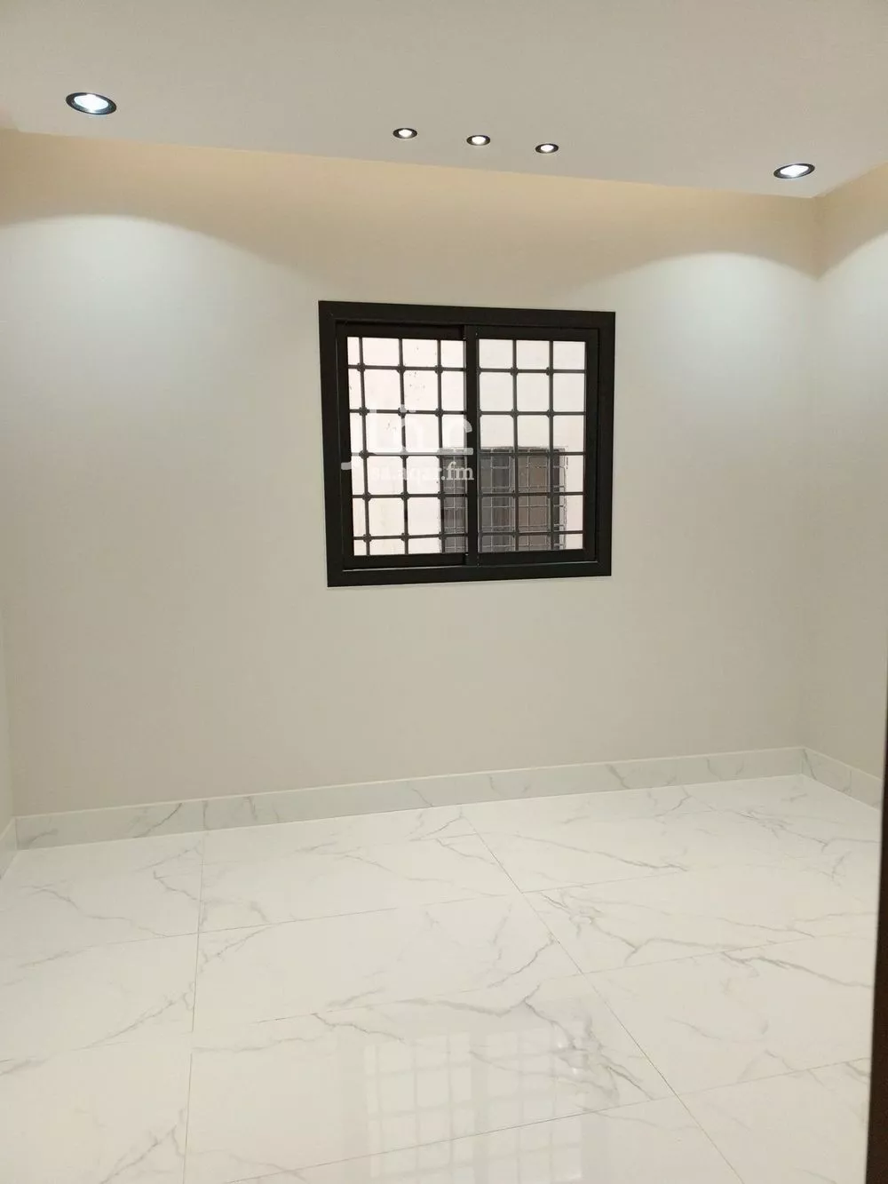 فيلا 6 غرف في الشرق 3