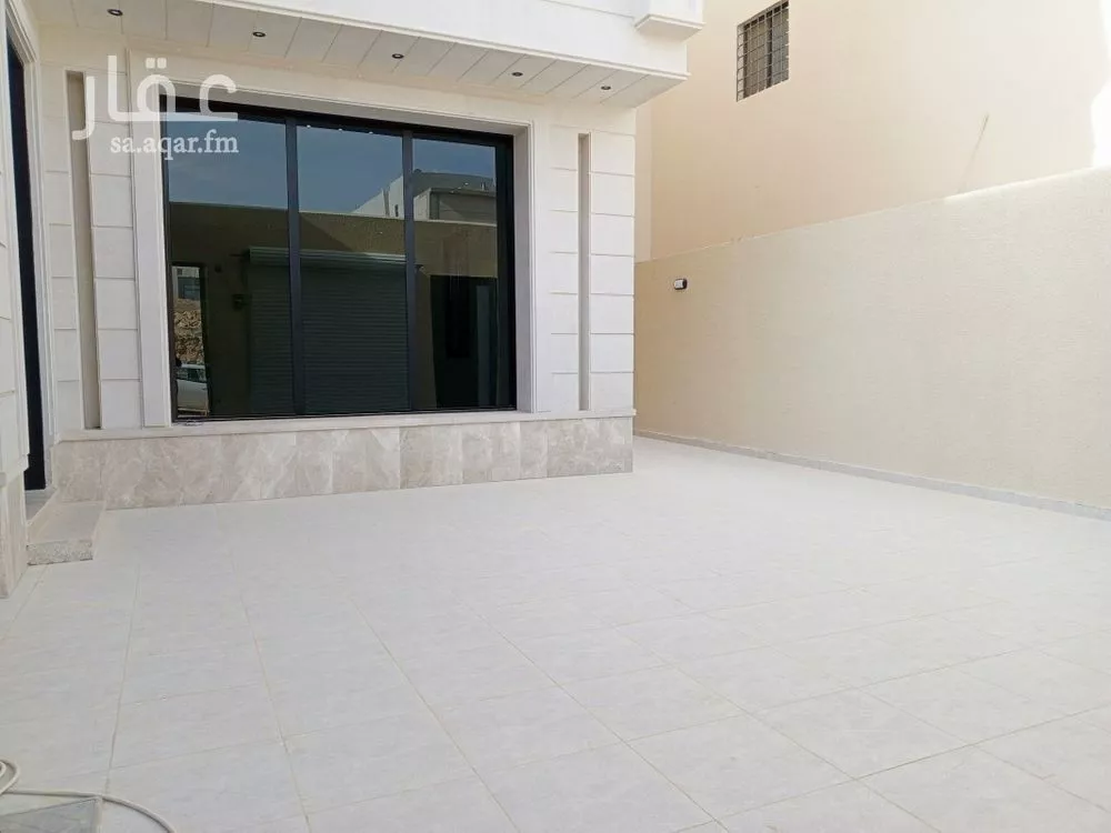 فيلا 6 غرف في الشرق 1