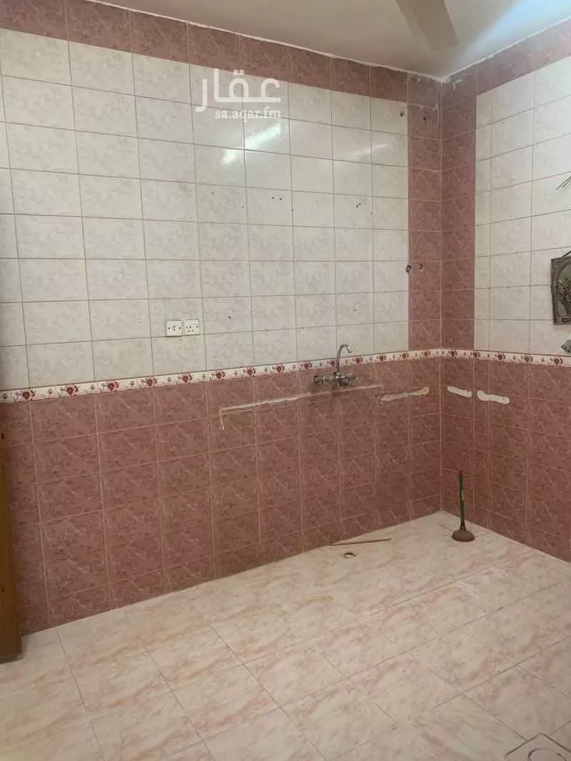 4 bedroom floor in Dhahrat Laban 5