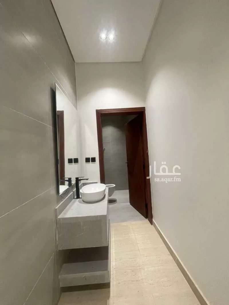 فيلا 6 غرف في الشرق 3