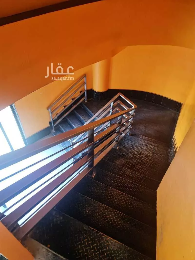 محل 3229 م² في الحمراء 4