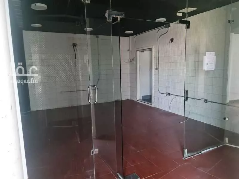 محل 3229 م² في الحمراء 5