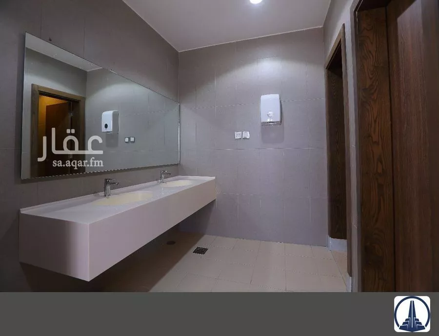 مكتب 3000 م² في الرويس 5