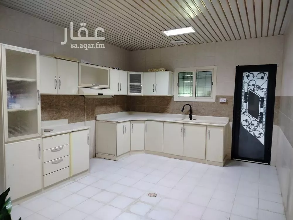 فيلا 8 غرف في ضاحية الملك فهد 3