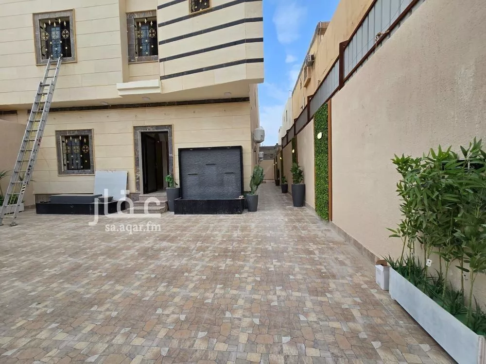 8 bedroom villa in Dahiat King Fahd 3