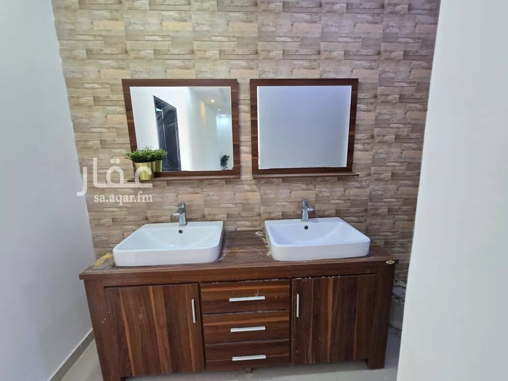 شقة 5 غرف في ضاحية الملك فهد 4