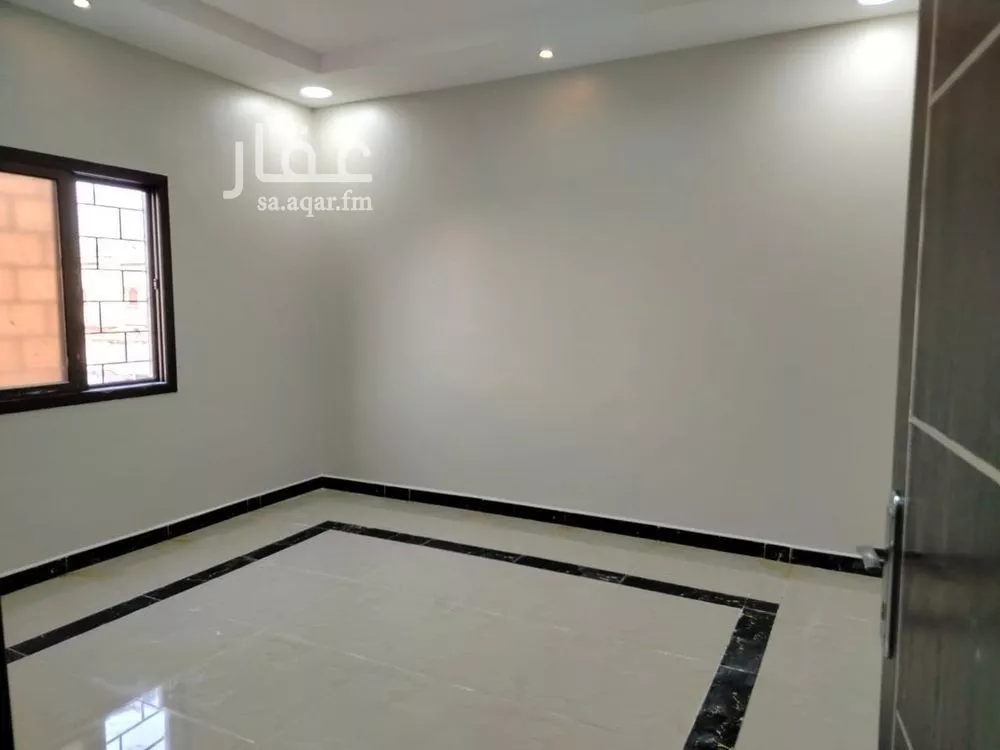 شقة 5 غرف في ضاحية الملك فهد 4