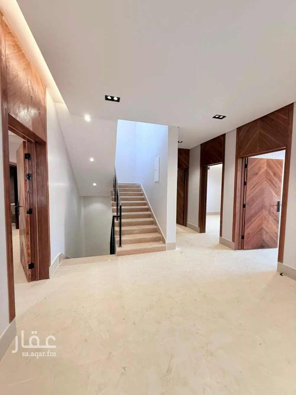 فيلا 6 غرف في عكاظ 5