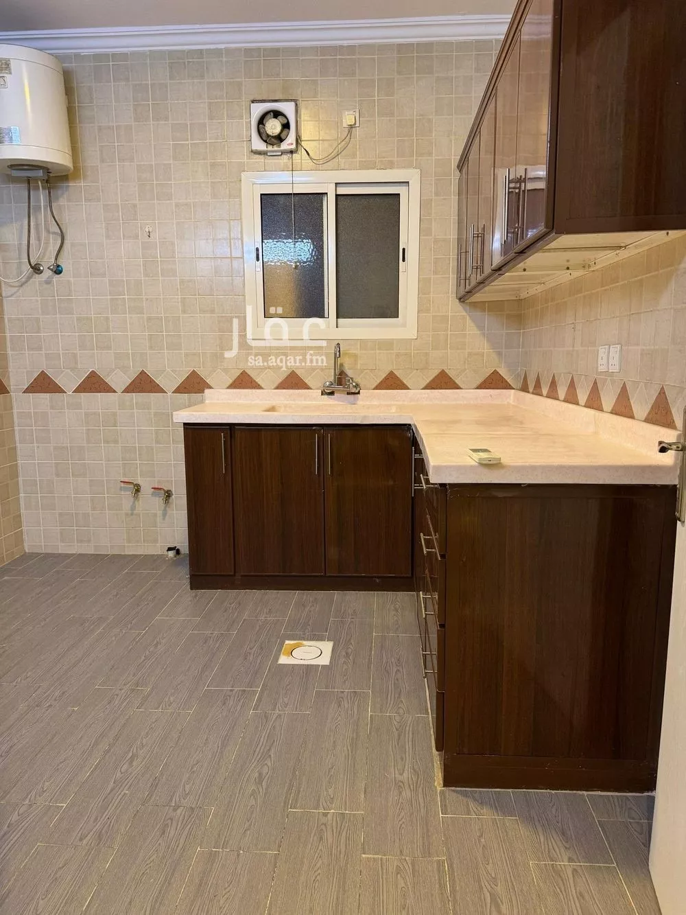 شقة 5 غرف في الملقا 4