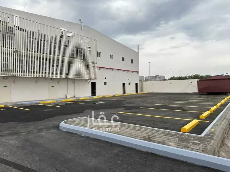 محل 2930 م² في الروابي 4