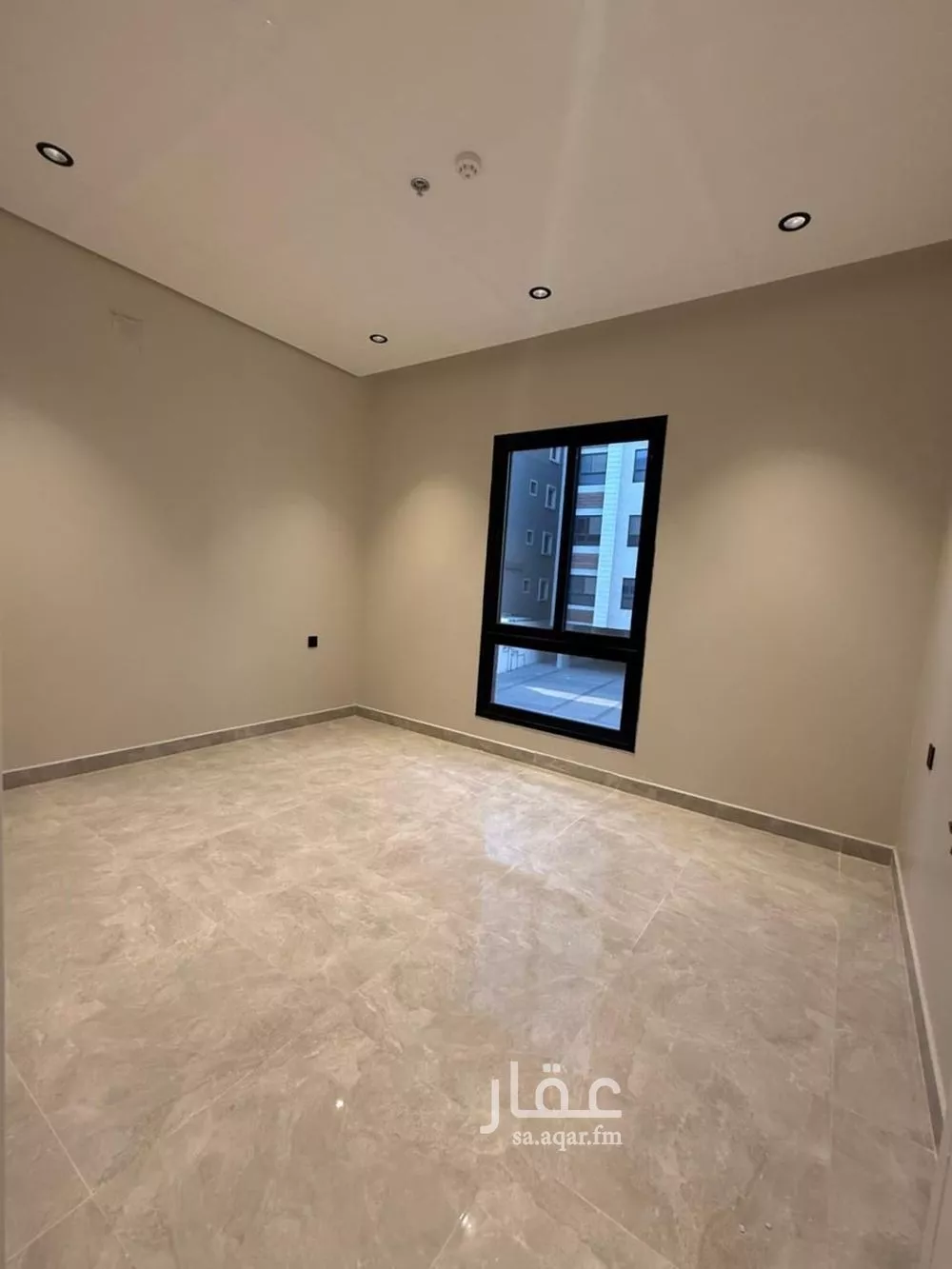 شقة 4 غرف في الحمرا 3