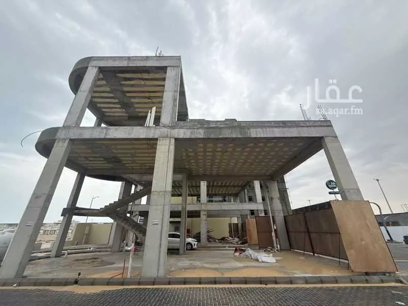 محل 2748 م² في السيف 4