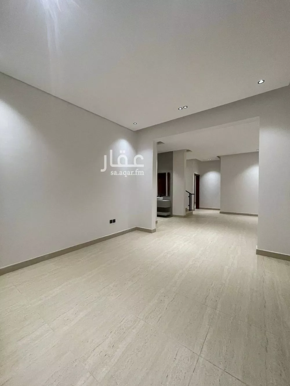 فيلا 6 غرف في الشرق 3