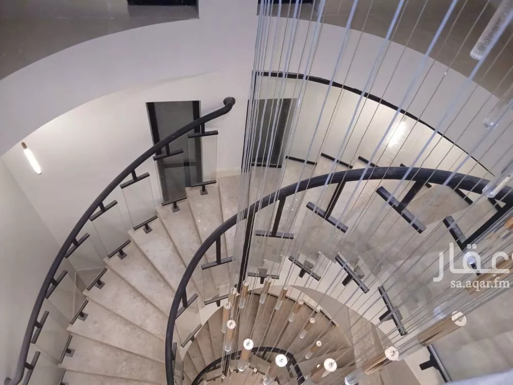 فيلا 9 غرف في العقيق 5