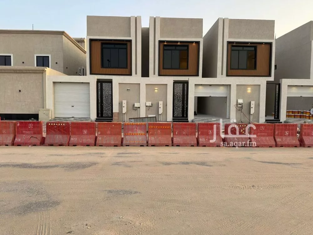 فيلا 8 غرف في الامواج 3