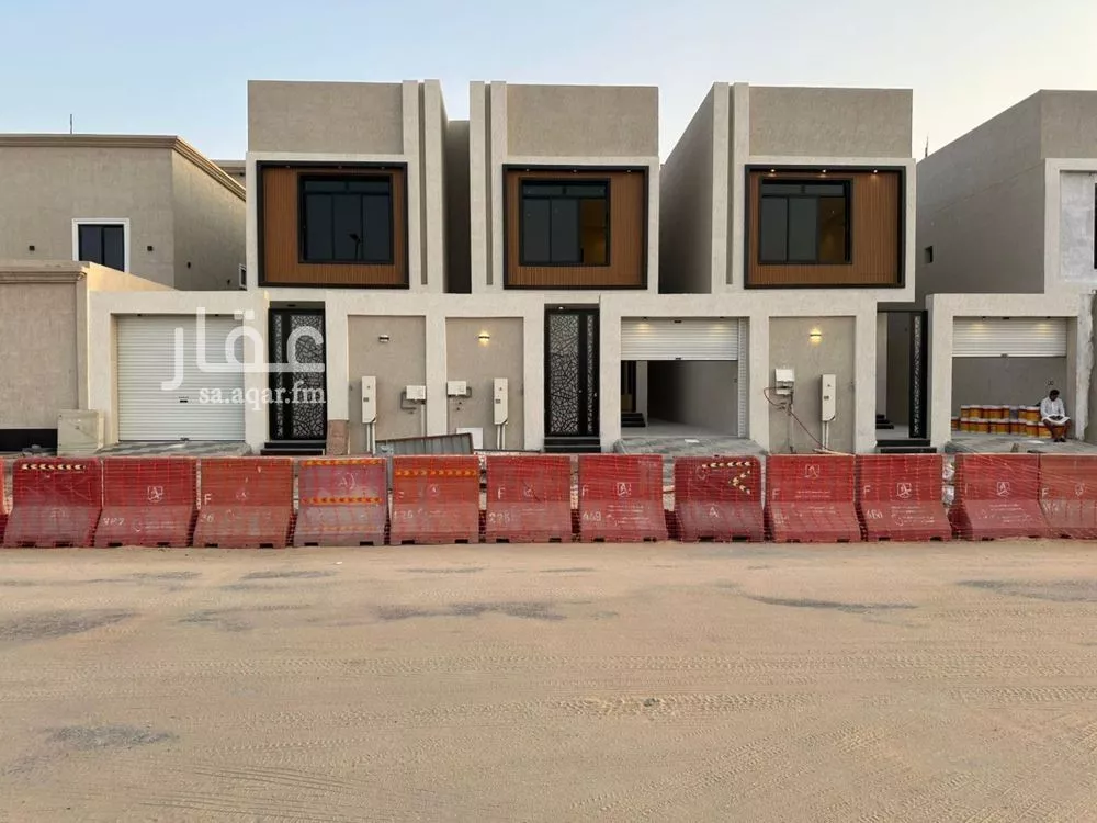 فيلا 8 غرف في الامواج 2