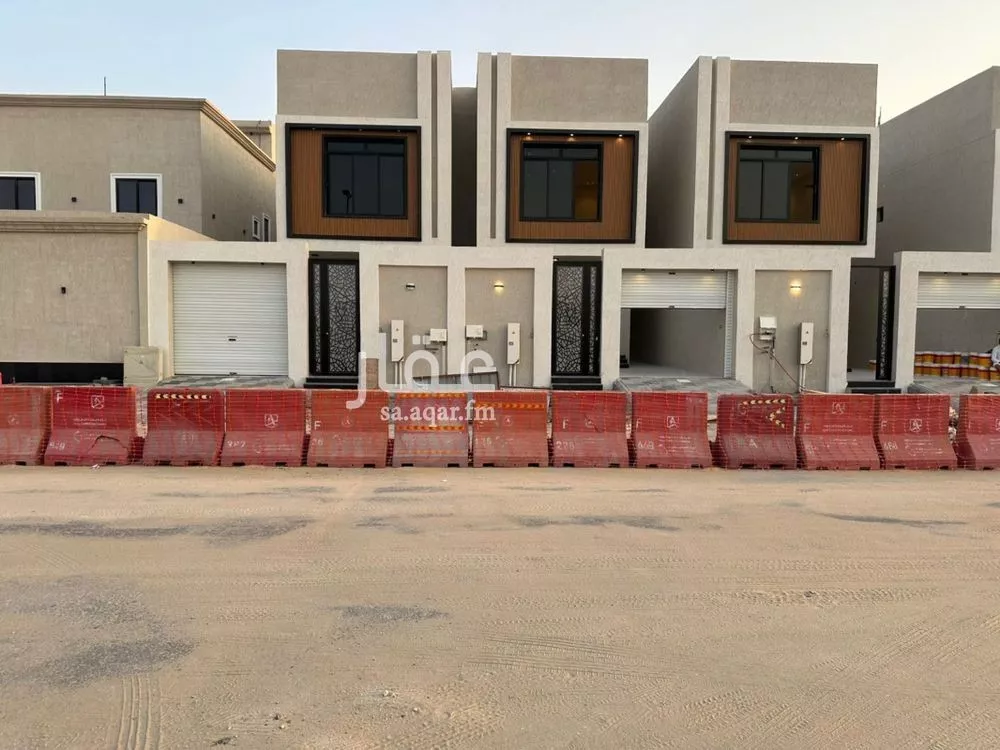 فيلا 8 غرف في الامواج 1