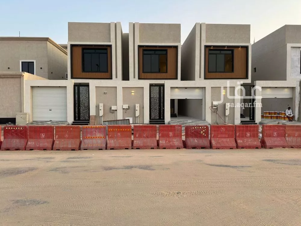 فيلا 8 غرف في الامواج 2