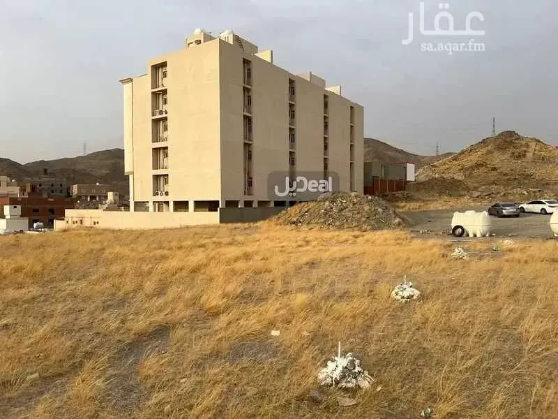 أرض 879 م² في التنعيم 2