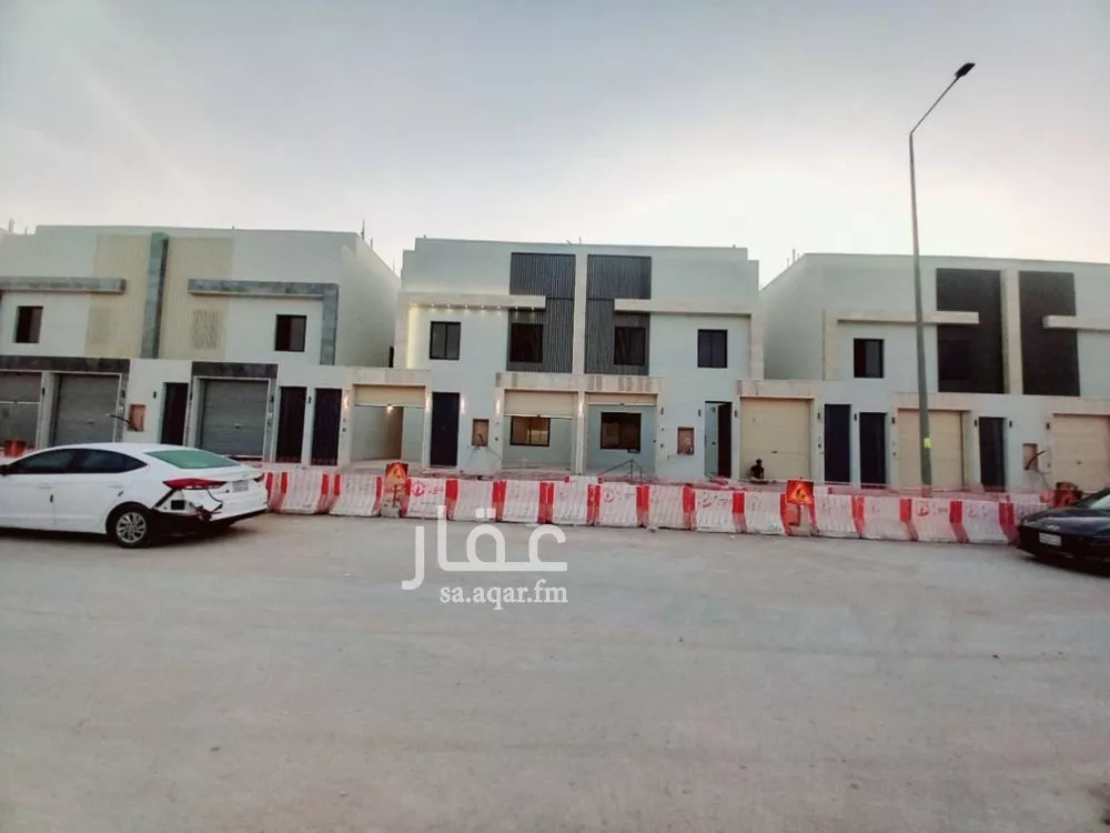 فيلا 5 غرف في عكاظ 1