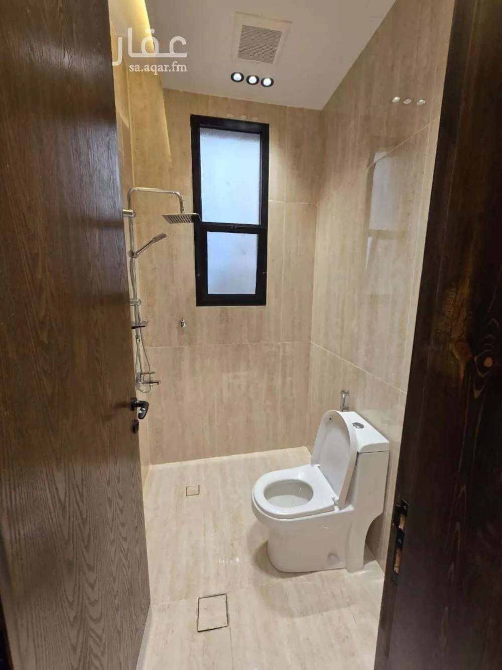 فيلا 8 غرف في الملك فهد 5