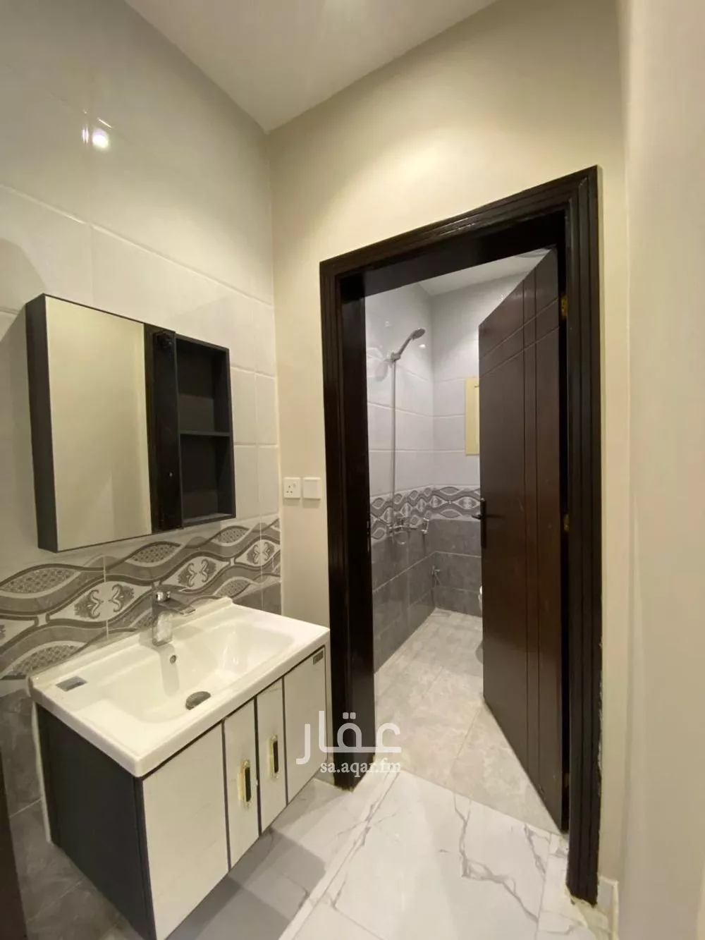 شقة 4 غرف في الواحة 5