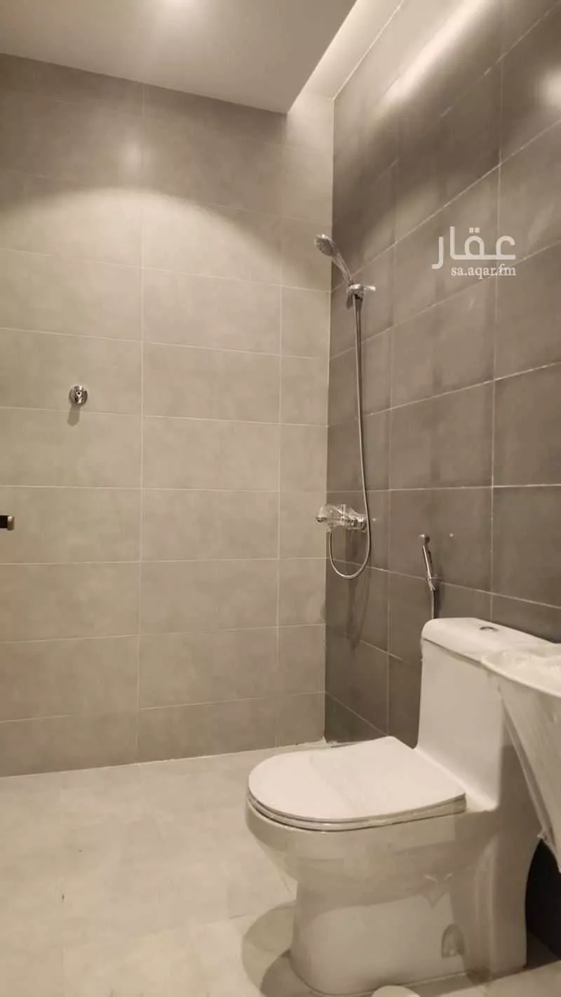 5 bedroom apartment in Al Hamdaniyah 3