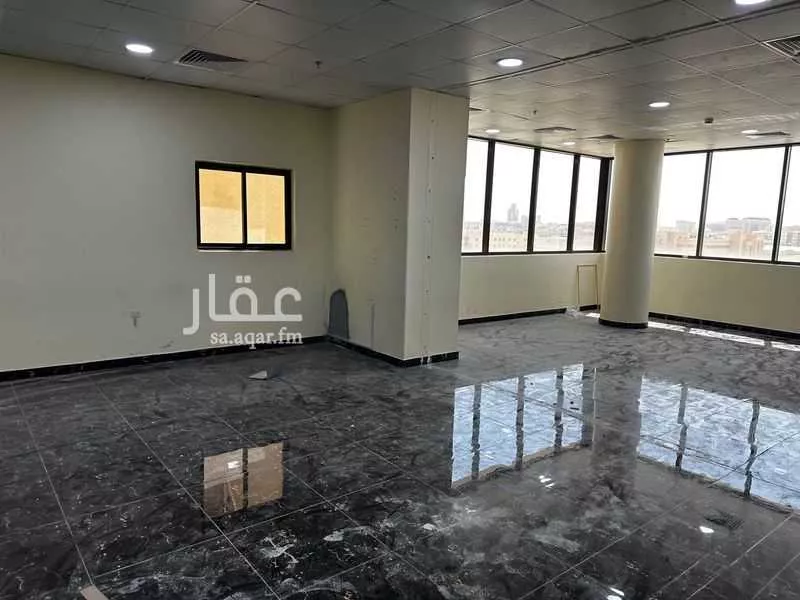 مكتب 1096 م² في الضباط 4