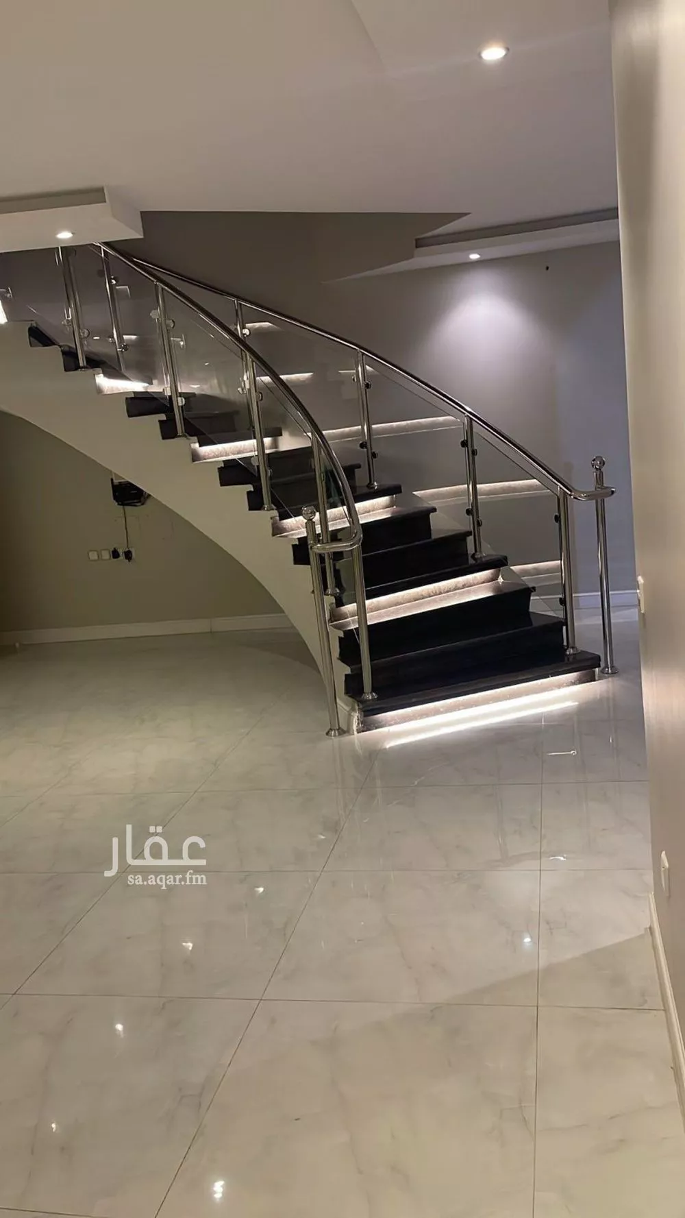 فيلا 9 غرف في الخليج 1