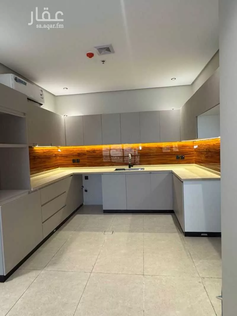 شقة 5 غرف في ضاحية الملك فهد 4