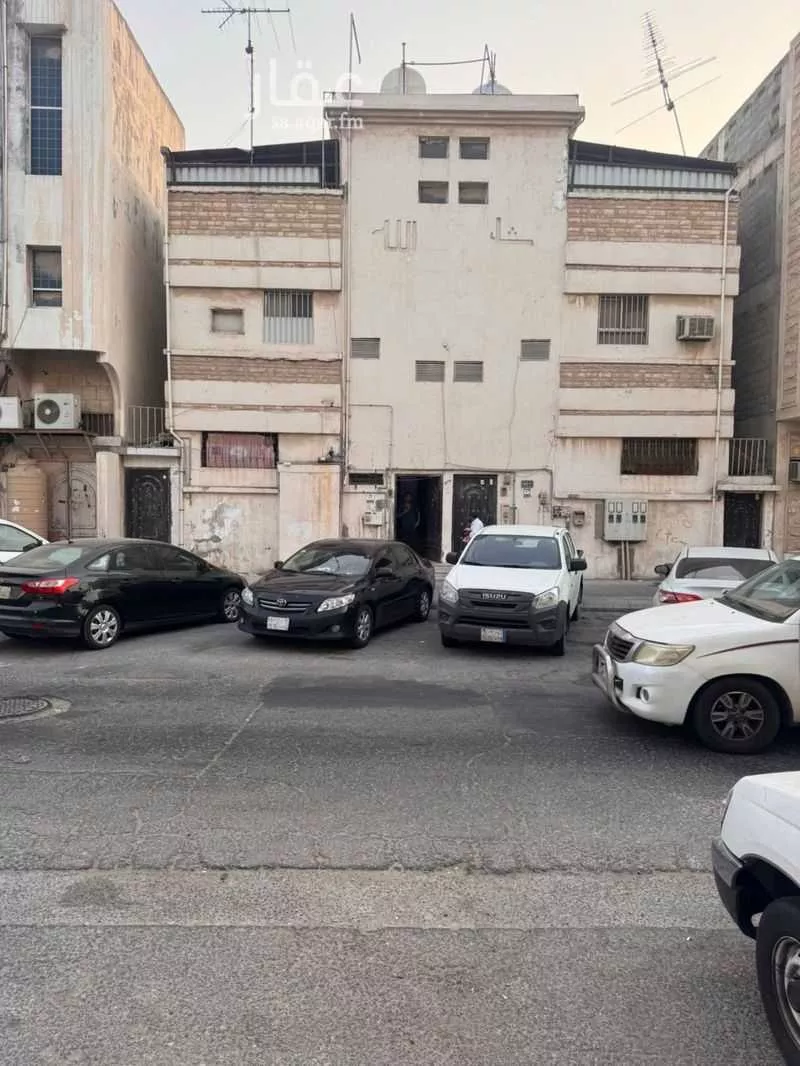 325 sqm building in Al Thuqbah