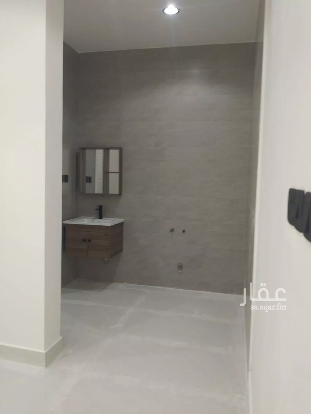 فيلا 8 غرف في عكاظ 4