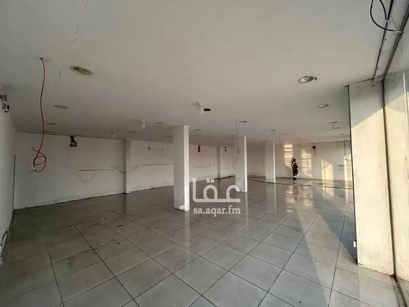 مستودع 231 م² في ضاحية الملك فهد 4