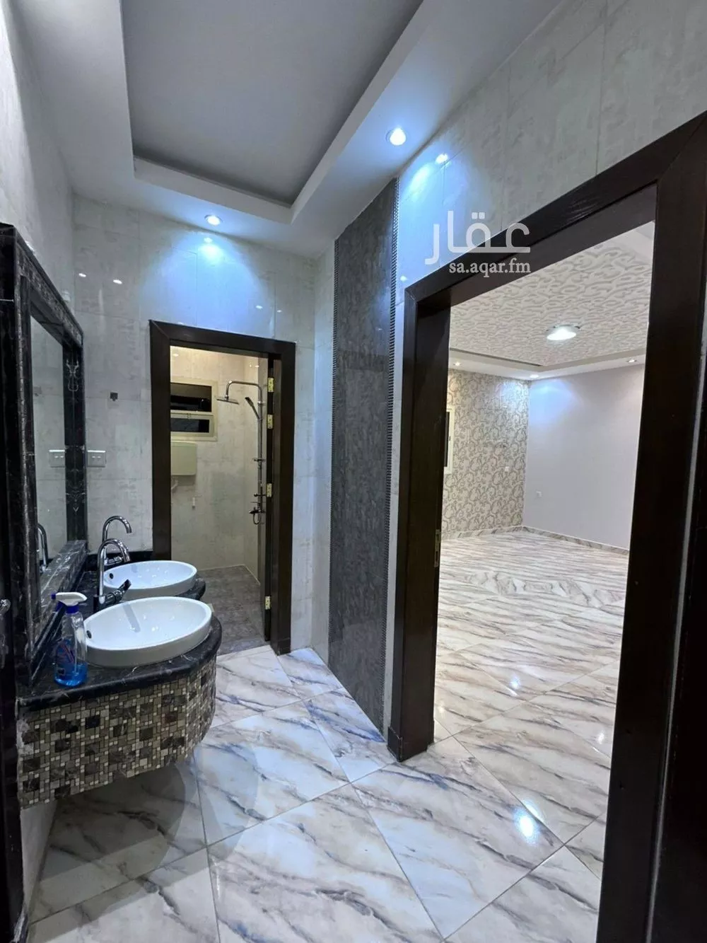 4 bedroom floor in Dhahrat Laban 5