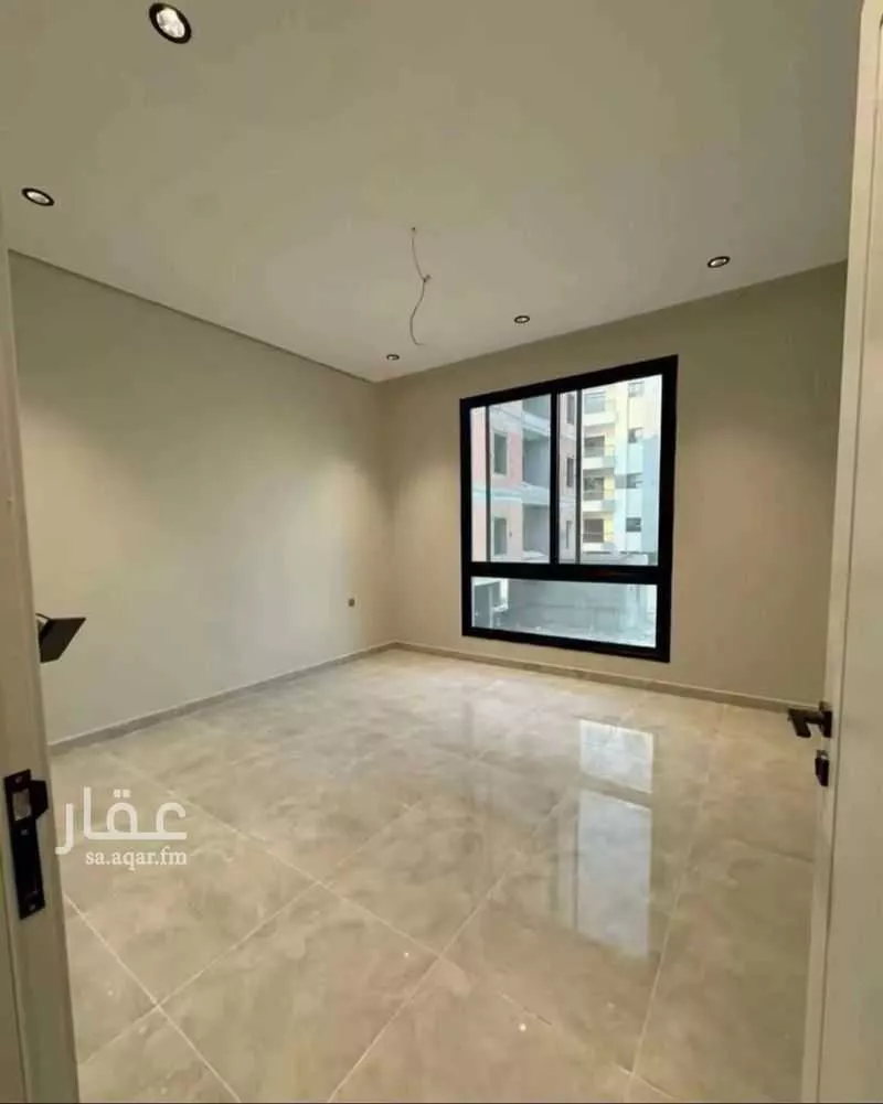 شقة 4 غرف في الحمرا 5