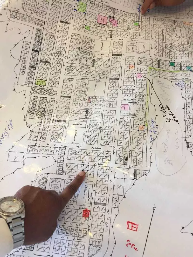 أرض 900 م² في لبن 2