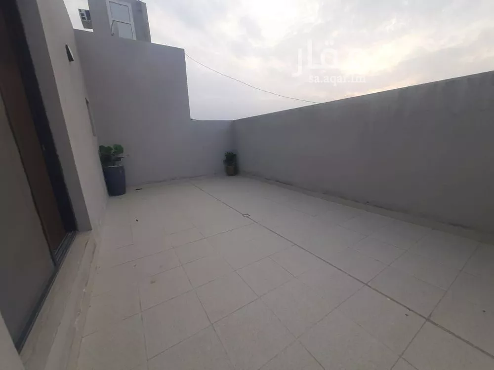 شقة 4 غرف في الحمرا 2