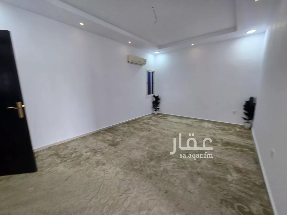 شقة 5 غرف في ضاحية الملك فهد 4