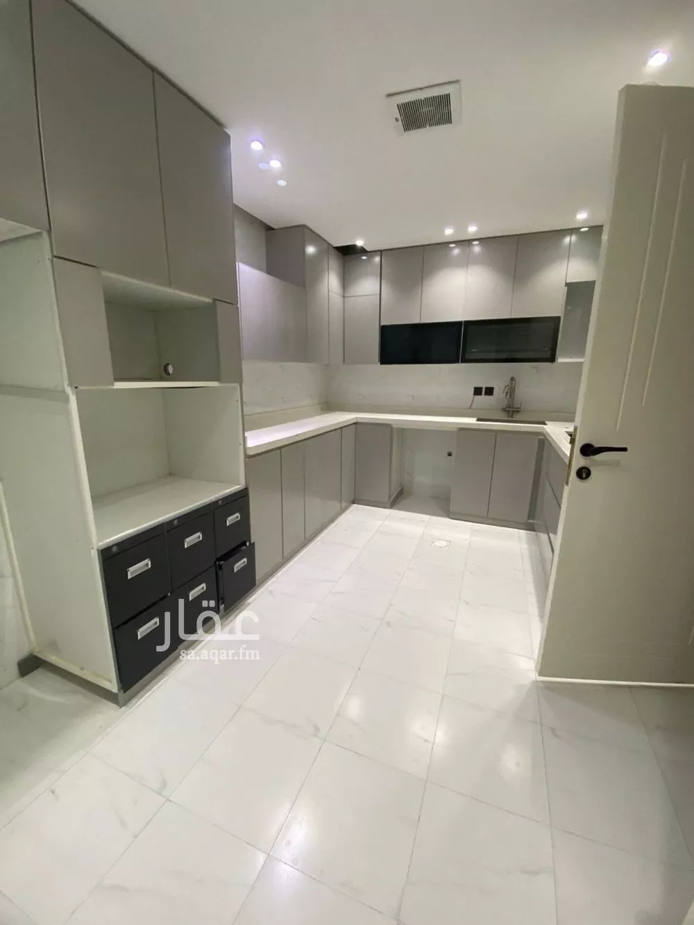 4 bedroom apartment in Dhahrat Laban 2