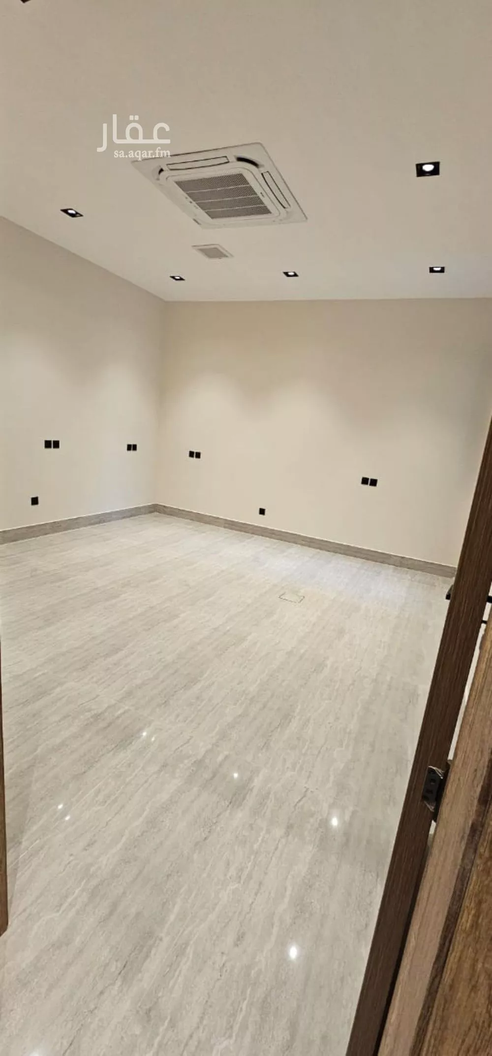 فيلا 4 غرف في العارض 1