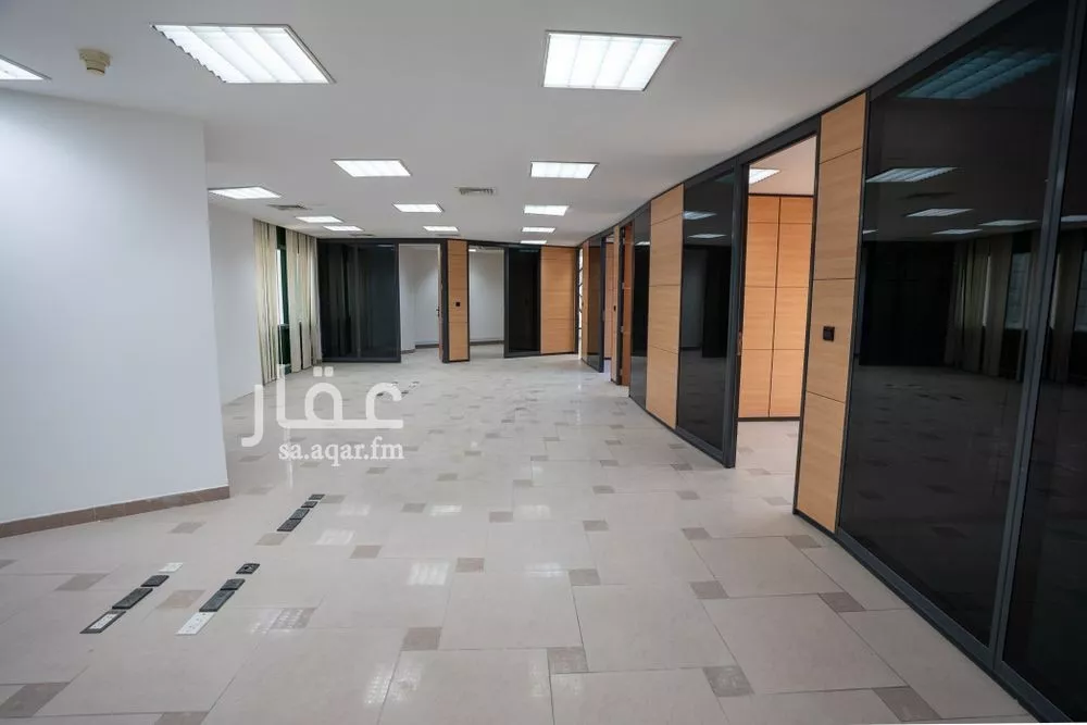 مكتب 3840 م² في العليا 5