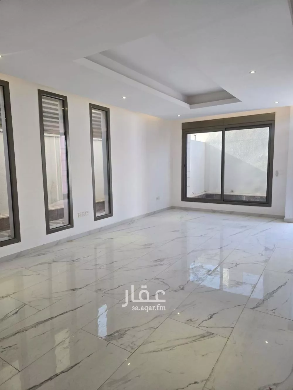 فيلا 4 غرف في العارض 2