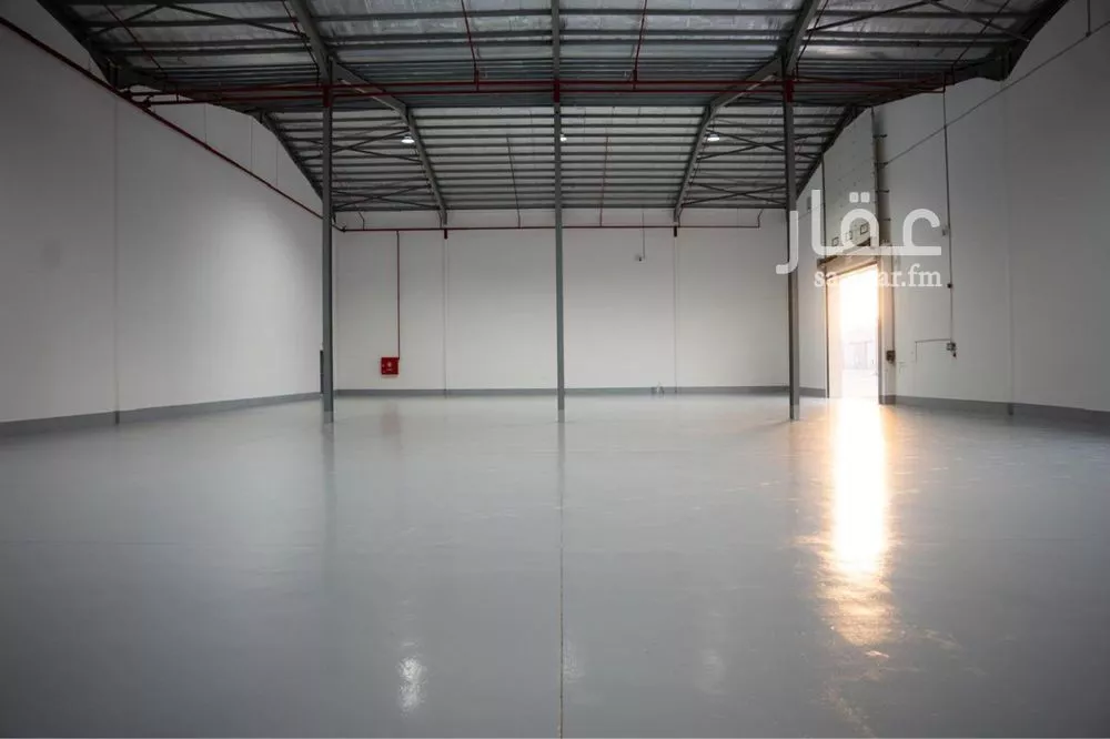 مستودع 1381 م² في السلي 4