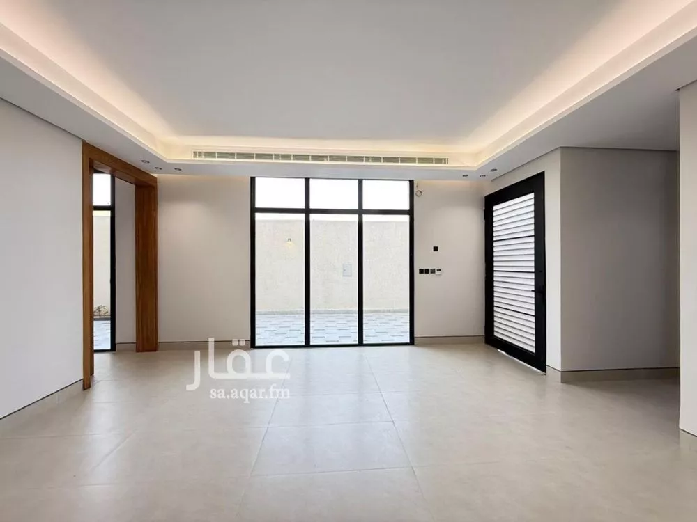 5 bedroom villa in Al Mahdiyyah 2