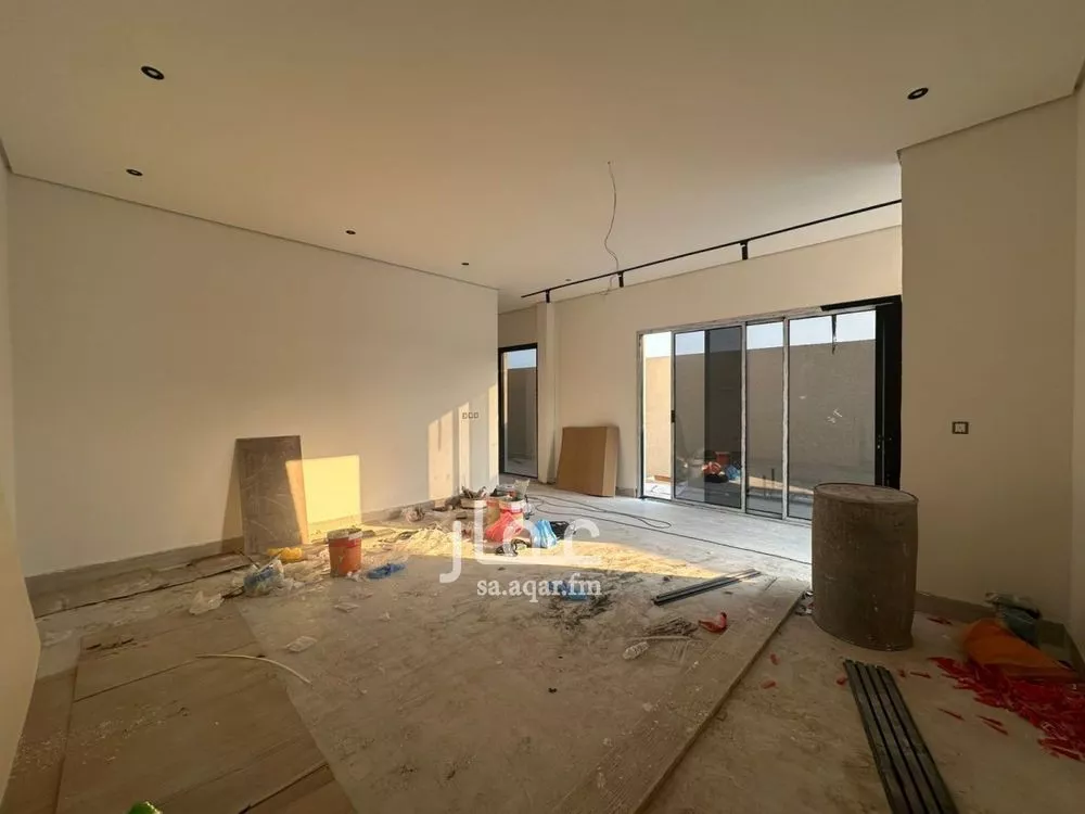 فيلا 9 غرف في الامواج 4