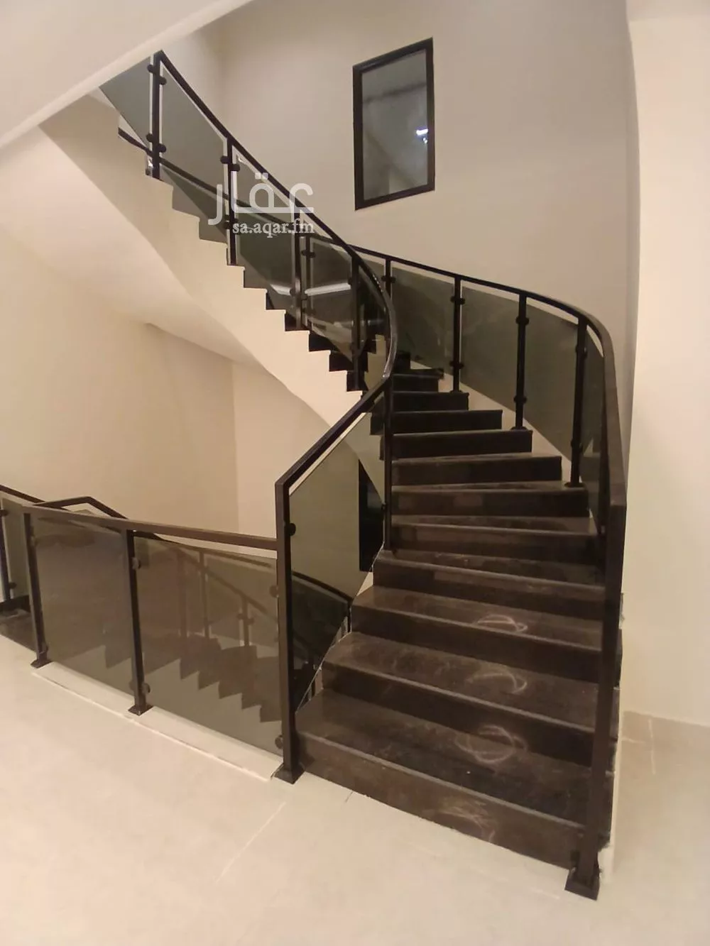 فيلا 9 غرف في العقيق 5