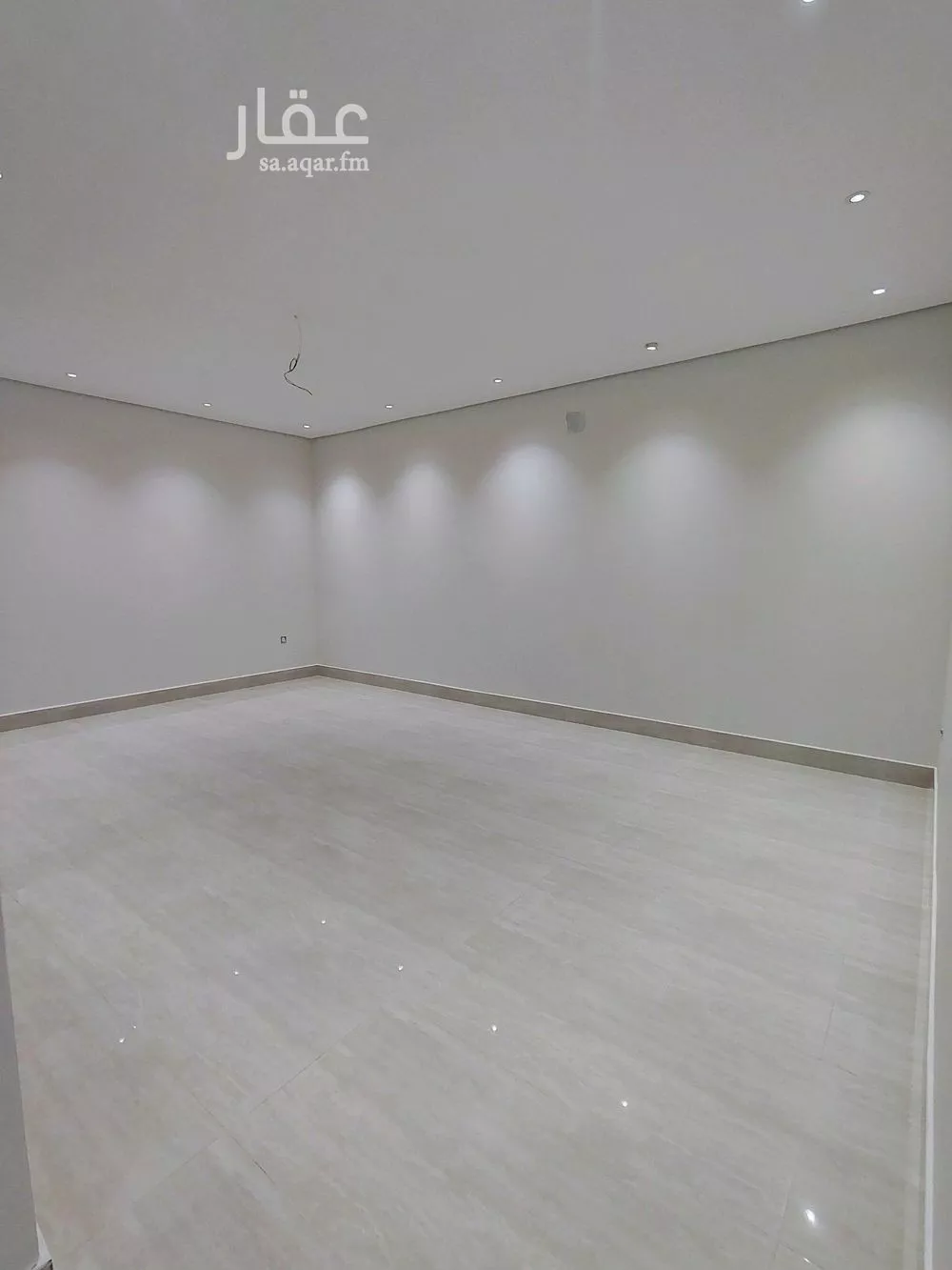 فيلا 8 غرف في الامواج 4